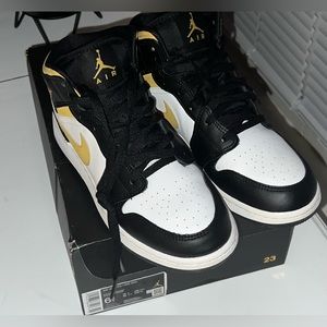 Air Jordan 1 Mid 'White Pollen Black